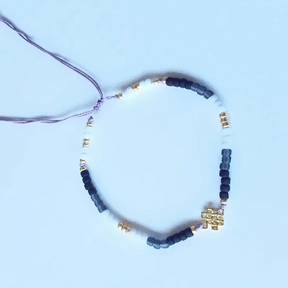 Beaded grey white black gold bracelet - Picture 6 of 8